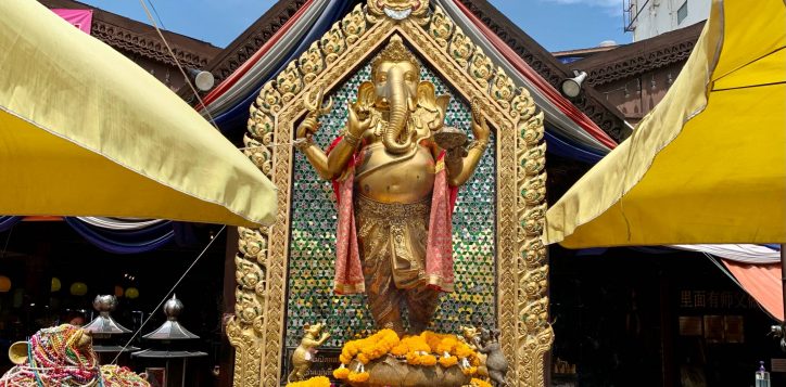 ganesh_shrine_at_huai_khwang_bangkok_%e0%b8%a8%e0%b8%b2%e0%b8%a5%e0%b8%9e%e0%b8%a3%e0%b8%b0%e0%b8%9e%e0%b8%b4%e0%b8%86%e0%b9%80%e0%b8%99%e0%b8%a8_%e0%b8%aa%e0%b8%b5%e0%b9%88%e0%b9%81%e0%b8%a2-2